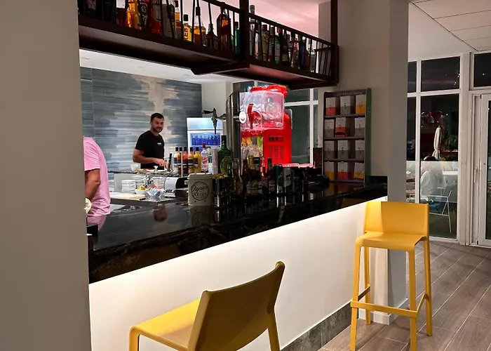 Sweeping Views 1bd 100m To Poniente 公寓 *