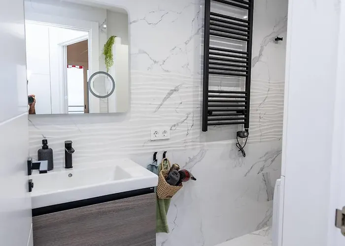 Sweeping Views 1bd 100m To Poniente 公寓 *