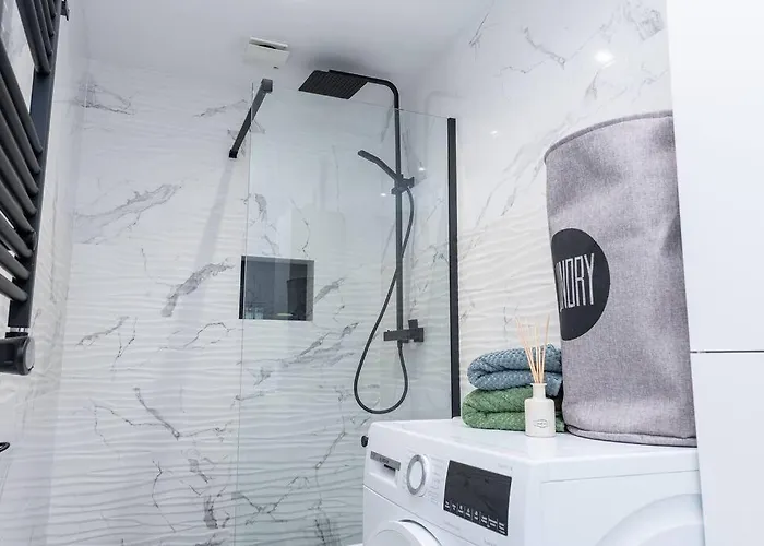 Sweeping Views 1bd 100m To Poniente *