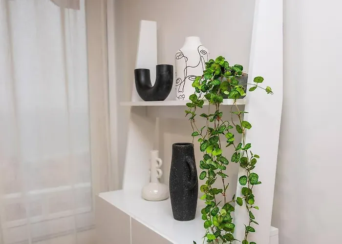 Sweeping Views 1bd 100m To Poniente