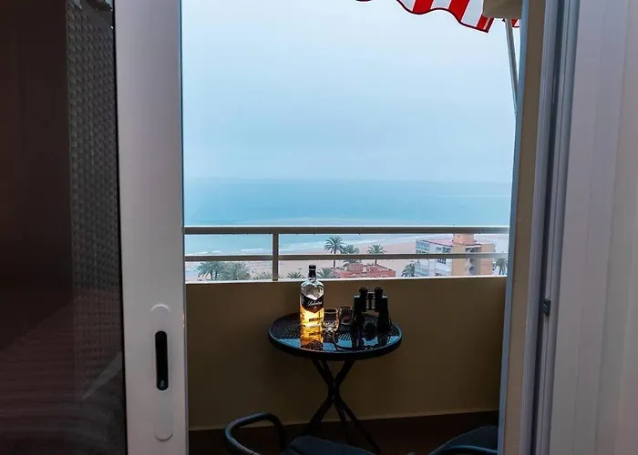 Sweeping Views 1bd 100m To Poniente 公寓